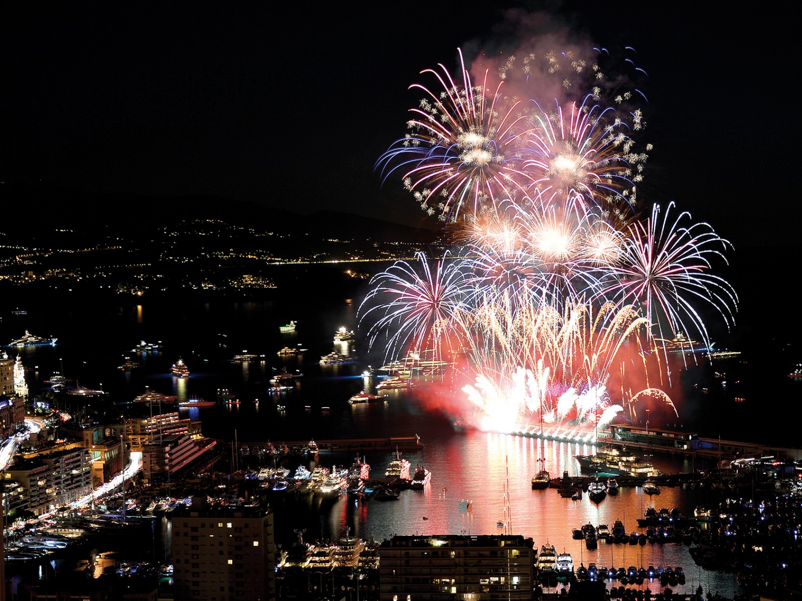 Deux feux d'artifice sur le port