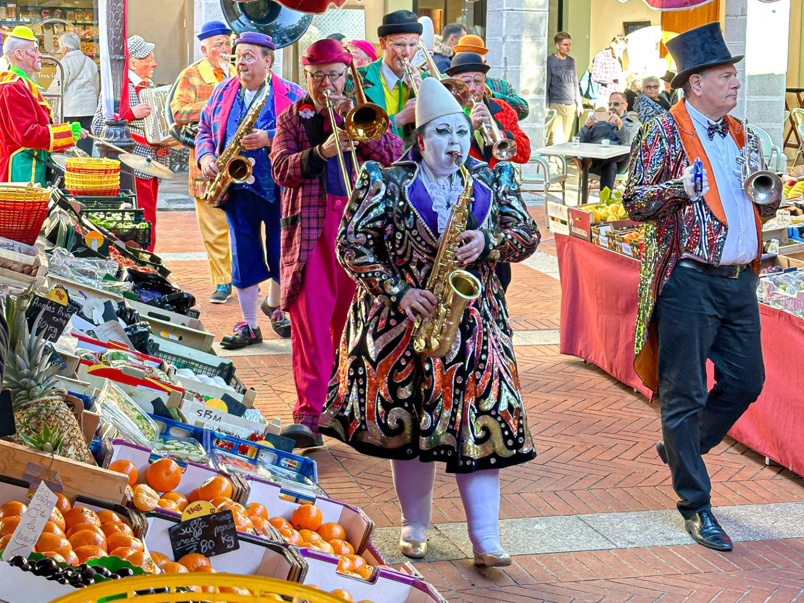 Parade du cirque au Marché de la Condamine