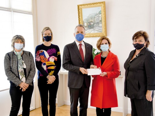 Remise d’un chèque à Monaco Liver Disorder