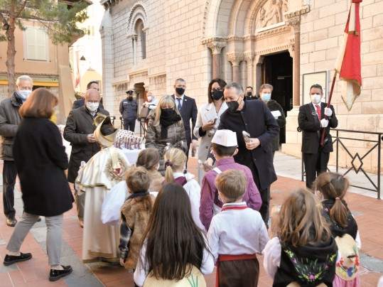 Distribution des Saint-Nicolas en chocolat par le Conseil Communal