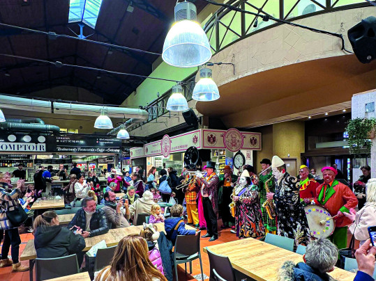 Parade du cirque au Marché de la Condamine